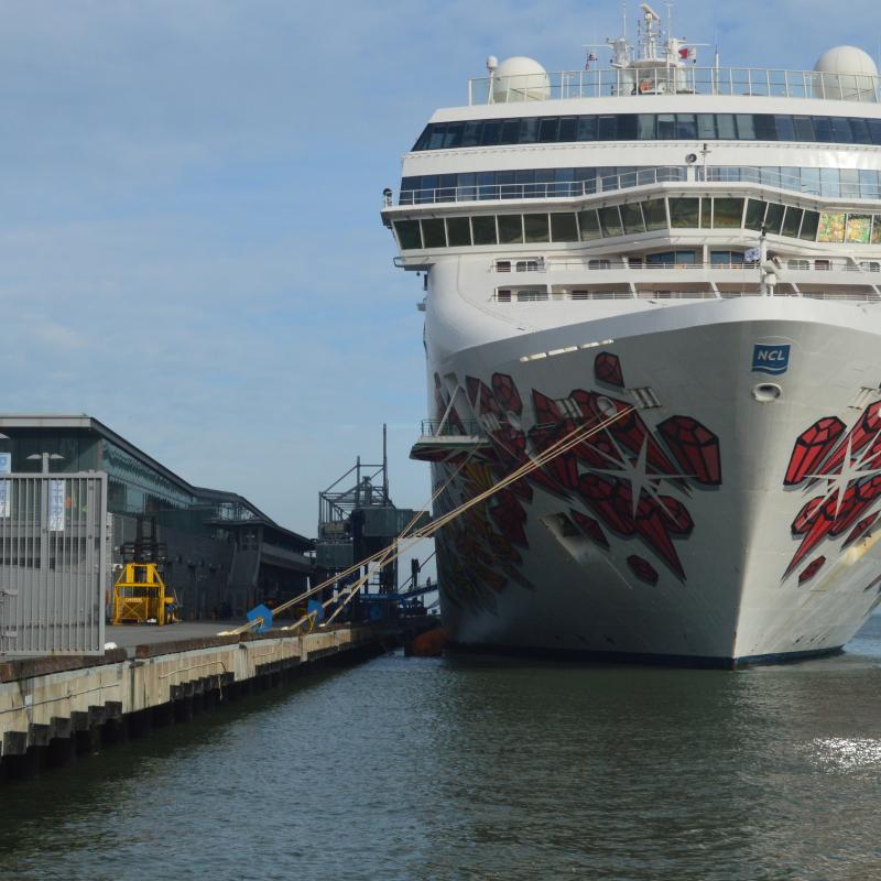 Cruise ship berthed at Pier 27